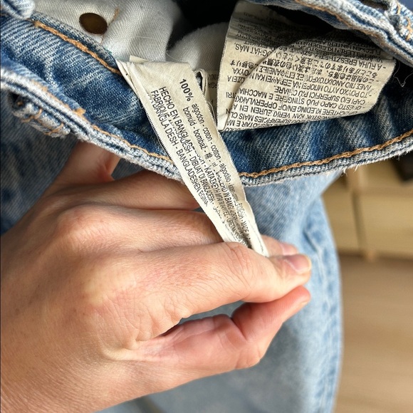 Zara Denim Jean. Size 6. 27” inseam. Raw hem and distressed pockets - Picture 5 of 5